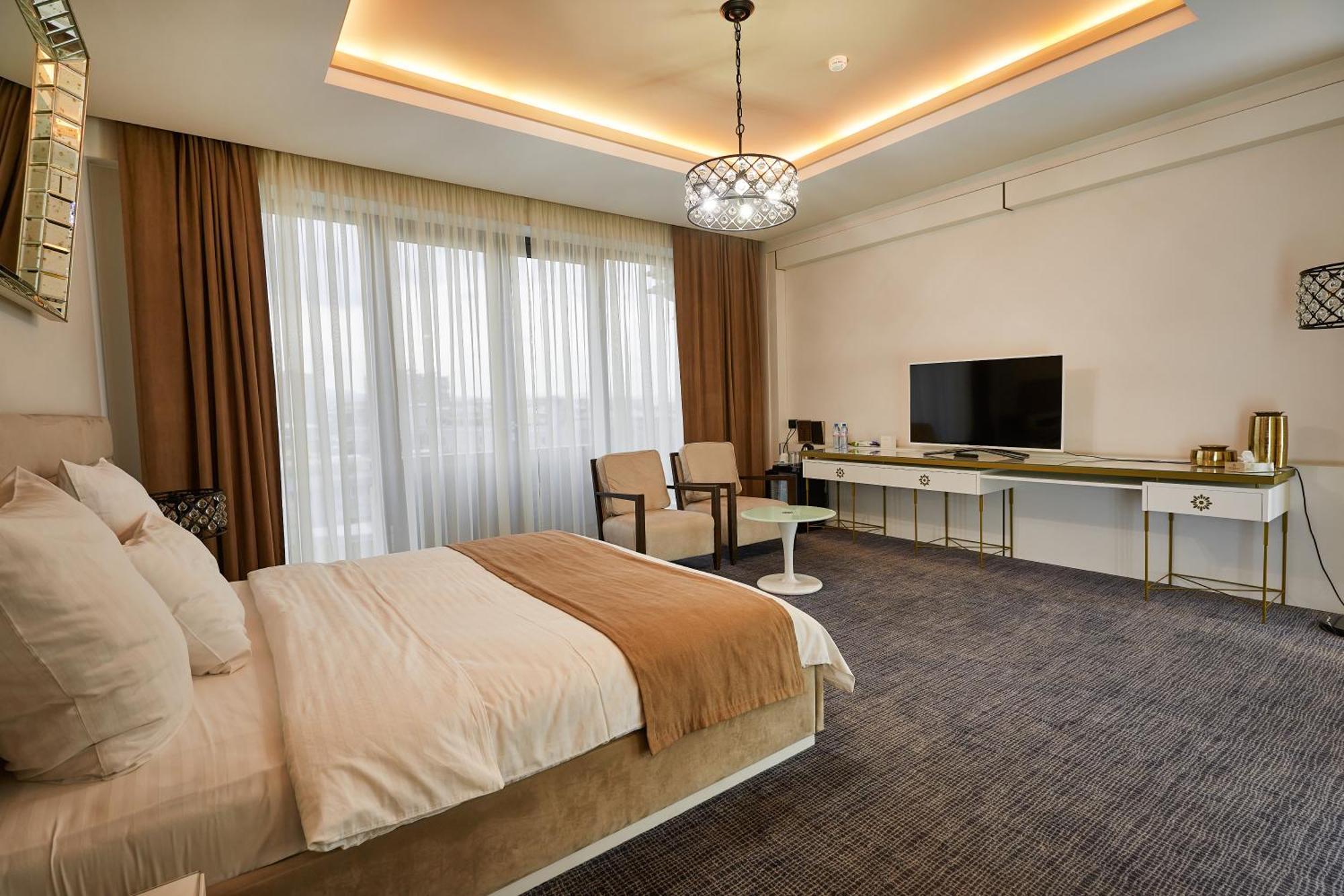 Aghababyan'S Hotel Yerevan Ngoại thất bức ảnh A bedroom at the hotel