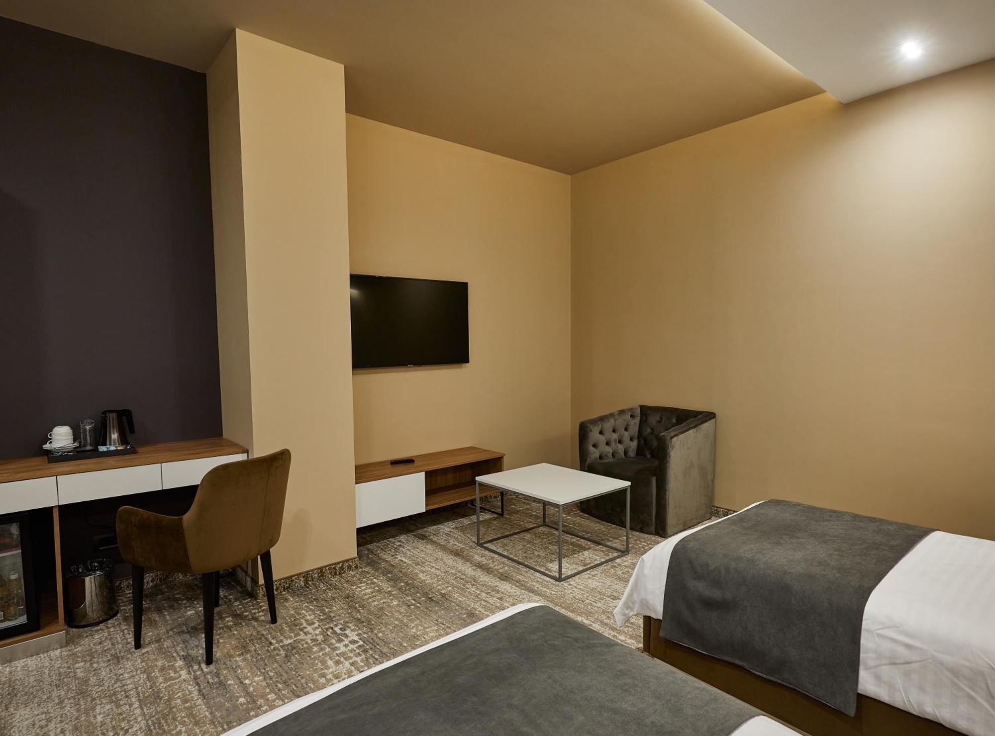 Aghababyan'S Hotel Yerevan Phòng bức ảnh A room at the hotel