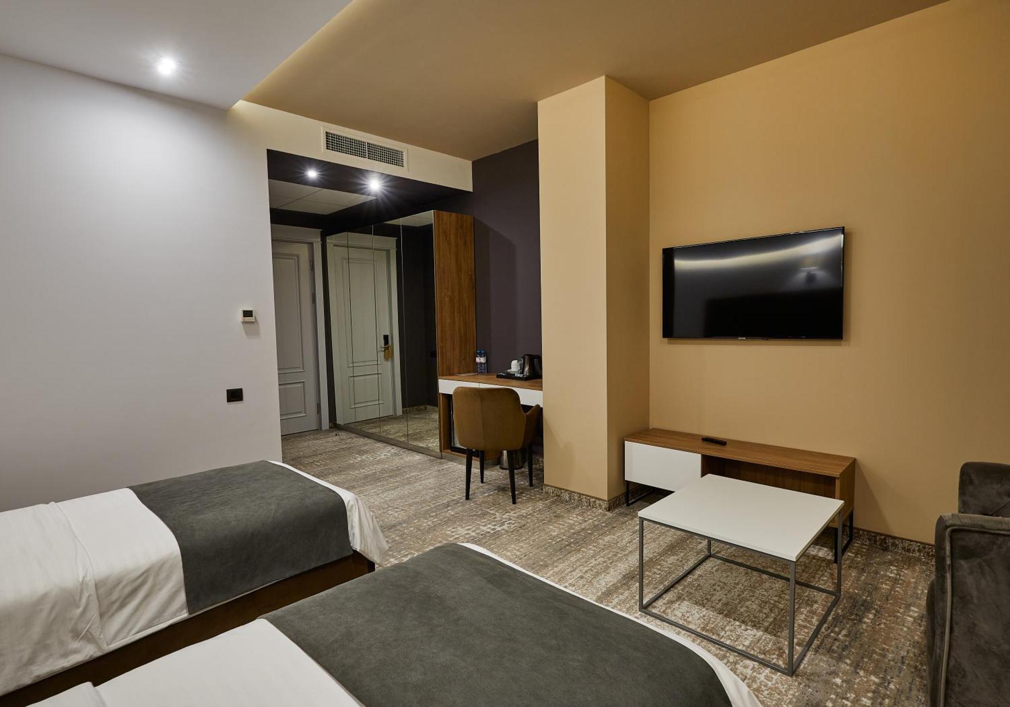 Aghababyan'S Hotel Yerevan Phòng bức ảnh A room at the hotel