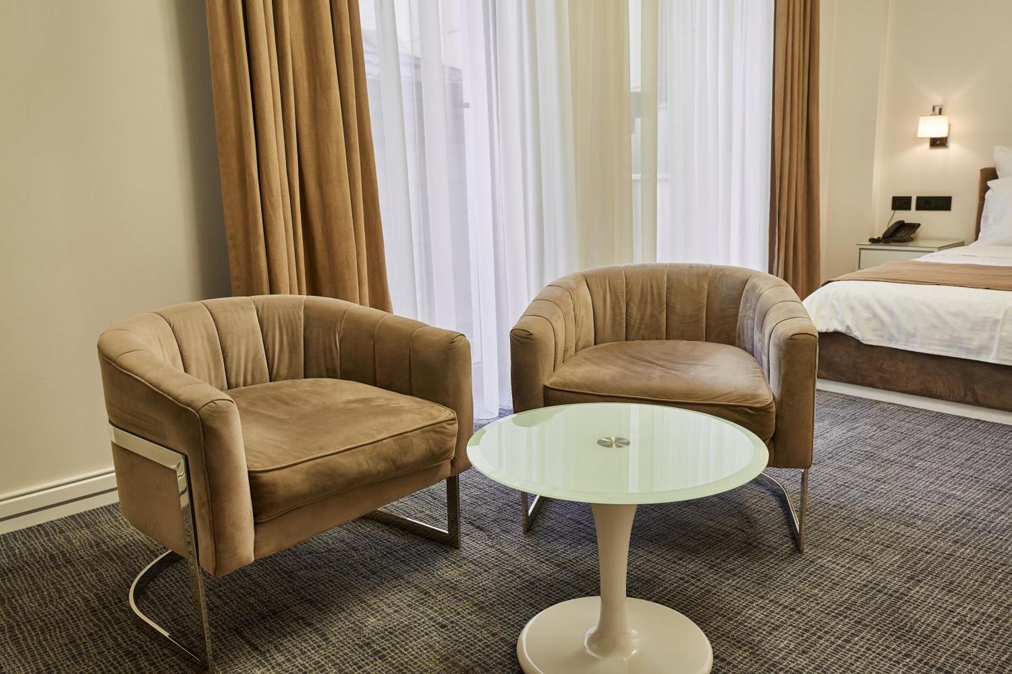 Aghababyan'S Hotel Yerevan Phòng bức ảnh A pair of club chairs