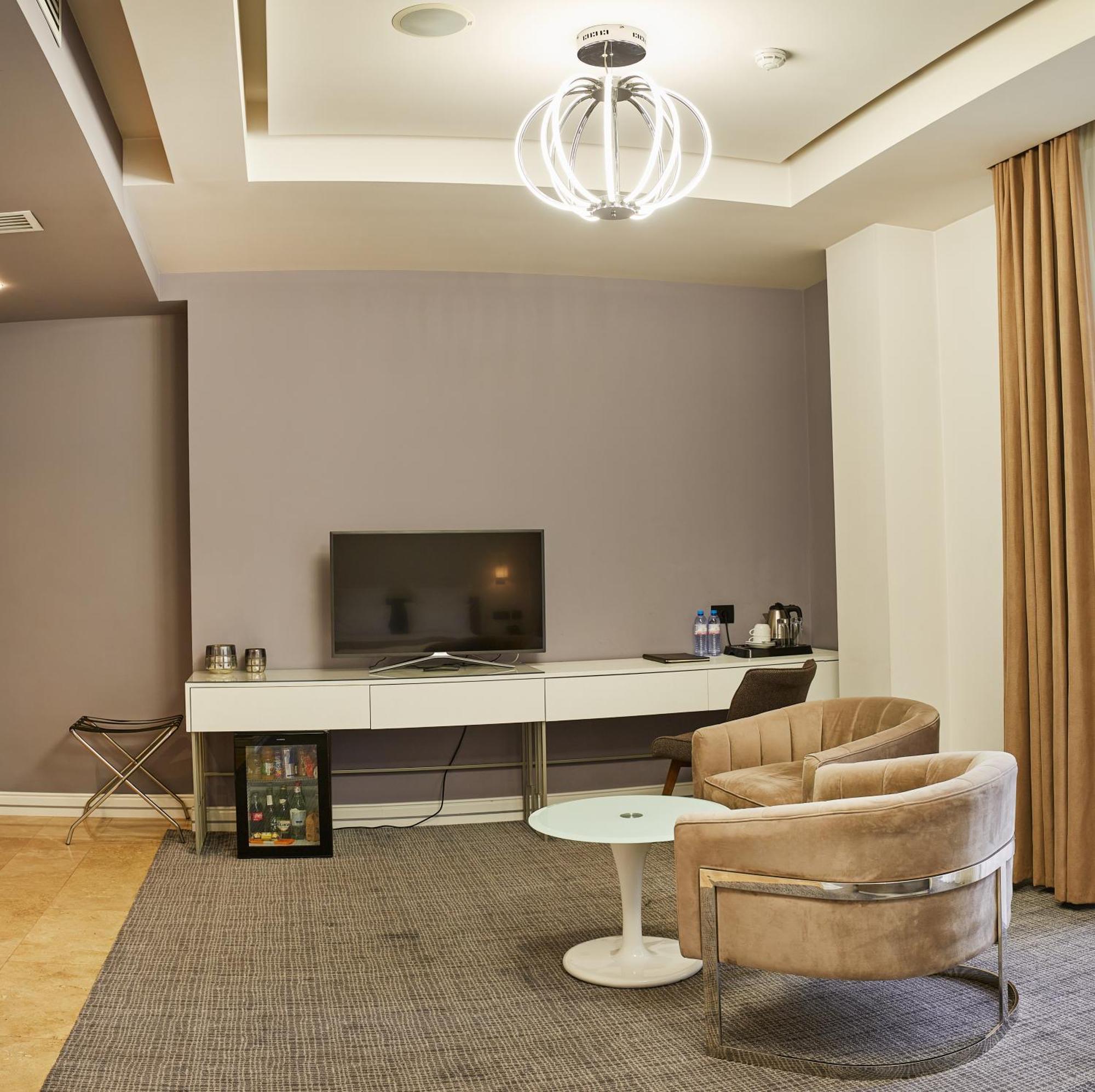 Aghababyan'S Hotel Yerevan Phòng bức ảnh A room at the hotel
