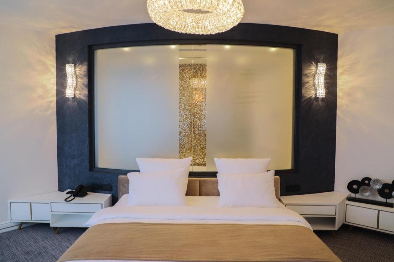 Aghababyan'S Hotel Yerevan Ngoại thất bức ảnh A bedroom at the hotel