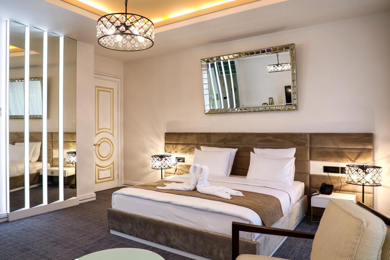 Aghababyan'S Hotel Yerevan Ngoại thất bức ảnh A bedroom at the hotel