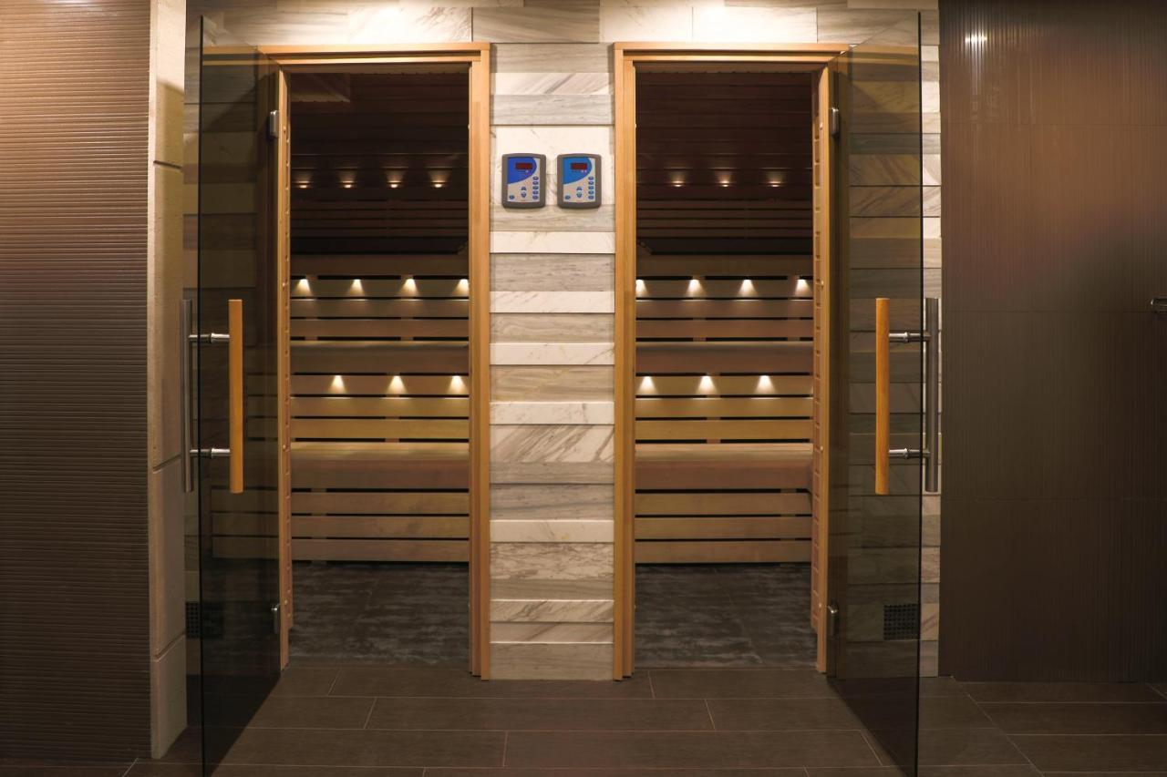 Aghababyan'S Hotel Yerevan Ngoại thất bức ảnh A modern door