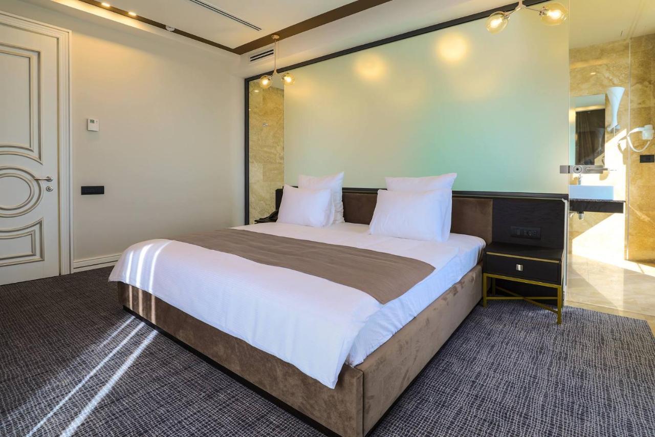 Aghababyan'S Hotel Yerevan Ngoại thất bức ảnh A bedroom in the hotel
