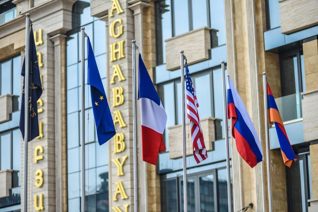 Aghababyan'S Hotel Yerevan Ngoại thất bức ảnh Flags of the European Union, France, the United States, Russia and Armenia in front of the headquarters of the Eurasian Economic Union in Minsk