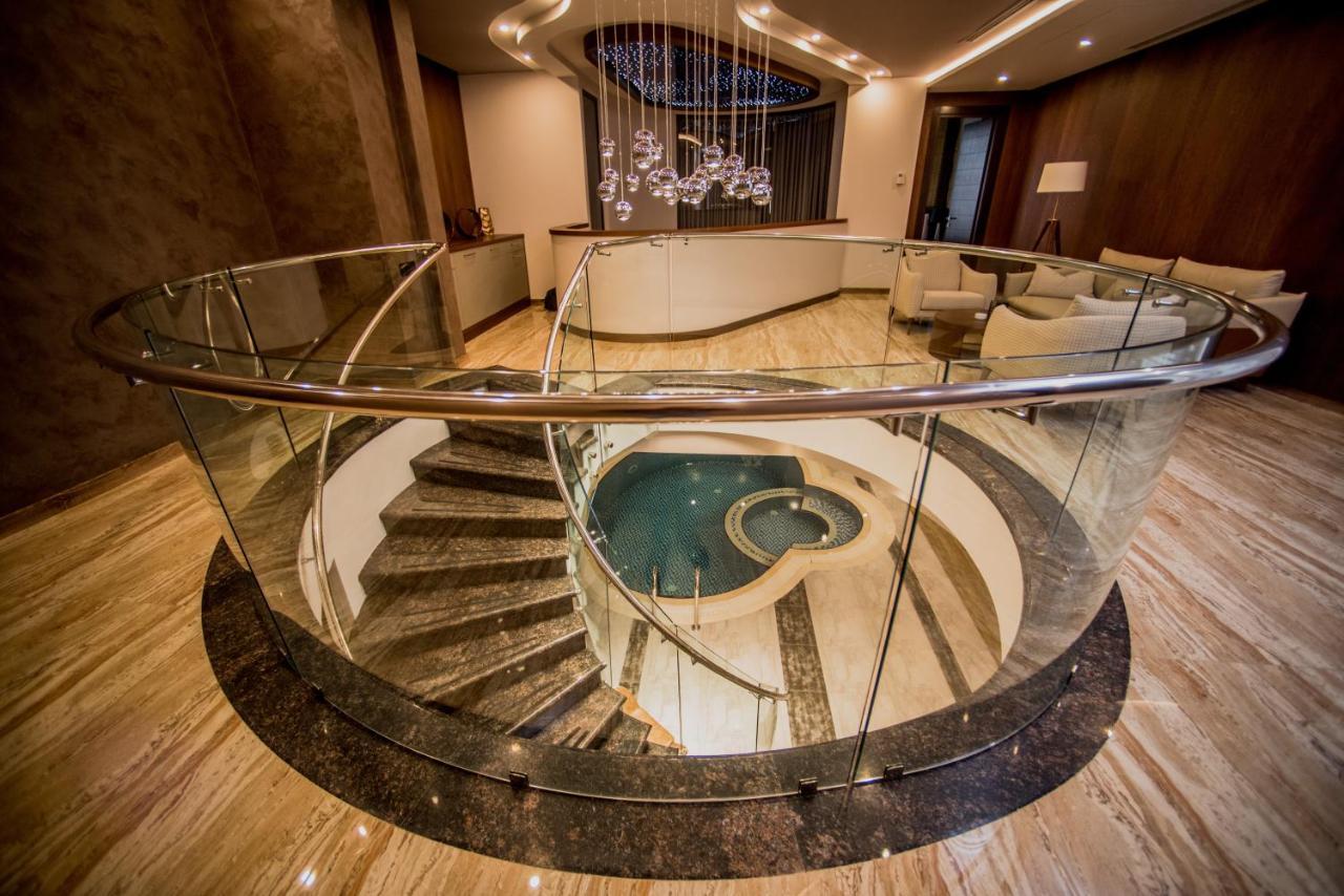Aghababyan'S Hotel Yerevan Ngoại thất bức ảnh Spiral staircase